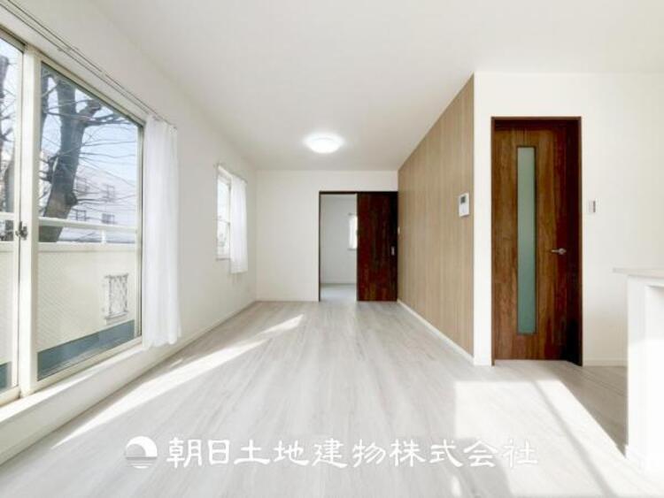 居間 【リビング】家族や友人との時間など、１番多くの時間を過ごす空間。何気なく過ぎる時でさえも上質で快適な空間でお過ごしください。