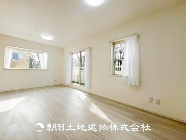 居間 【リビング】温かい色合いのフローリングと清々しい爽やかなクロスが明るい空間を創り出しているダイニングキッチン。ゆっくりと過ごす空間に相応しく、ここで楽しむ時間が家族や友人との絆をより深めてくれそうです。