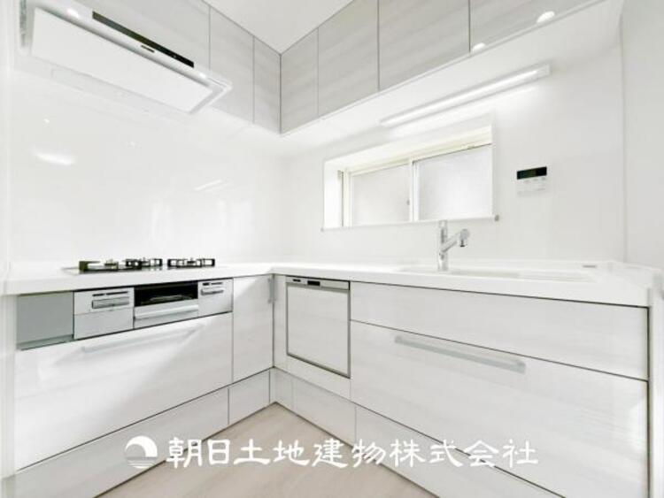 キッチン 【キッチン】仲良しなご夫婦、お子様、みんなでお料理ができる程の贅沢なスペースを実現したキッチンとなっております。みんなで作った料理を召し上がりながらの会話は盛り上がること間違いなしです。