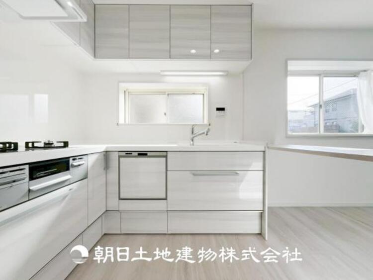 キッチン 【キッチン】住宅の主役でもあり、日常生活を過ごす上で重要な水回りでもあるからこそ機能性・デザイン性に拘りました。お掃除のしやすいシステムキッチンを設置しました。