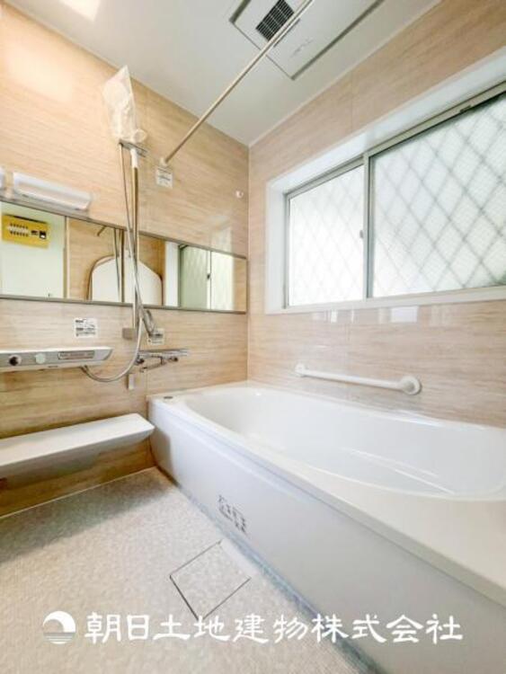 風呂 【浴室】上品な色合いが魅力のバスルームは、ほっと落ち着く空間を作り出しています。広々とした浴槽で体を癒やしながら、疲れを取り除けるような仕様です。お子様と一緒に楽しく入るのもいいですね。