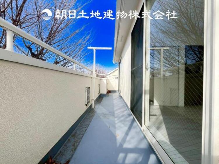 バルコニー 【バルコニー】温かい太陽を感じる事ができるのは、目の前に遮るものが無いから。彼方に広がる風景が絵画のように広がります。