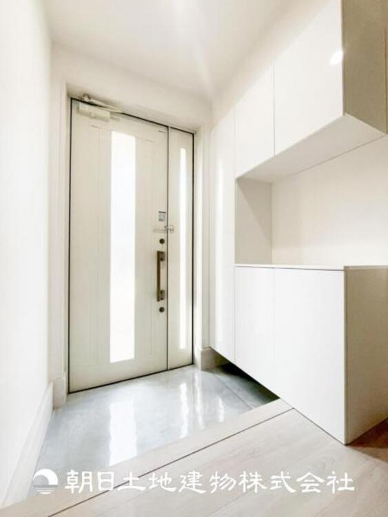 その他 【玄関】家族の帰り、遊びに来る友人、知人を優しく迎え、温もりに満ちた生活空間を予感させる。帰りたい家がここにあります。