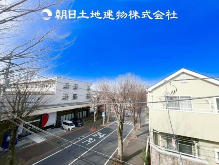 その他 【眺望】目の前に手を伸ばせば、触ることが出来そうな環境が、そのままインテリアになったような印象です。その豊かな眺望にふさわしい空間には、通風・採光にも優れ、心地よい光と風があふれています。