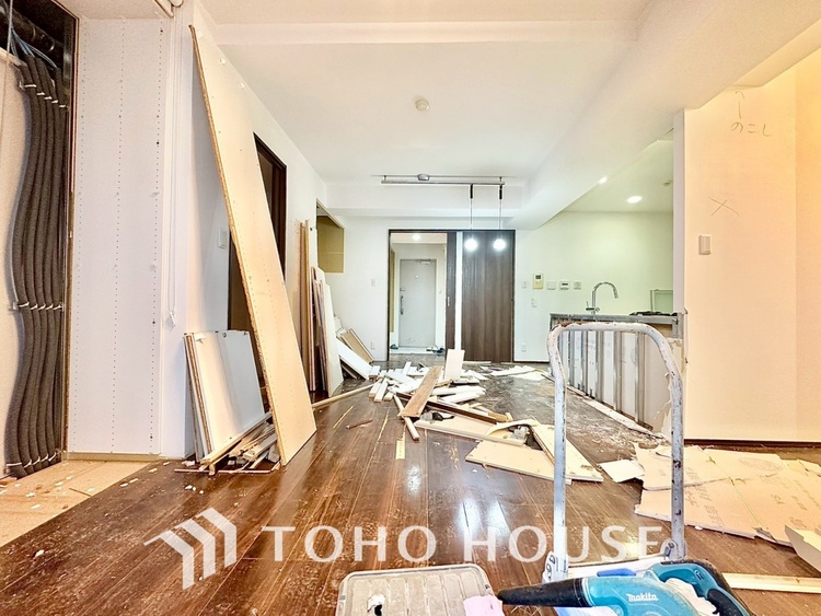 内装 現在改装中◆陽光◆が差し込む。この開放的なLDKに家族の笑顔が集う。家族が一緒に過ごす空間は明るく、そして居心地よく。