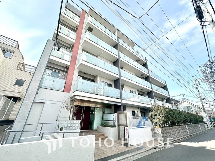 エントランス 【ENTRANCE】◆家族◆家で家族と過ごす時間は限られている。帰りを待つ家族の元へと急ぐときの弾む思い。そんな思いを引き立てる邸宅。