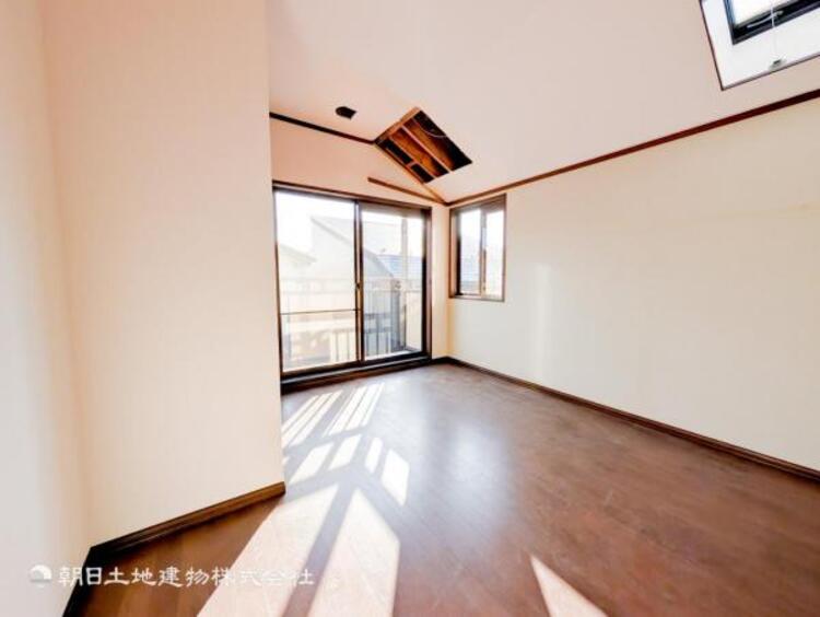 内装 居室はひとり時間を過ごせる安らげるお部屋として活用できます！収納スペースあり！荷物が多くても十分！！ベッドや勉強机、テレビなどを置きたい場合におすすめ！！過ごす時間が長くてもゆったり過ごせそうですね！ 