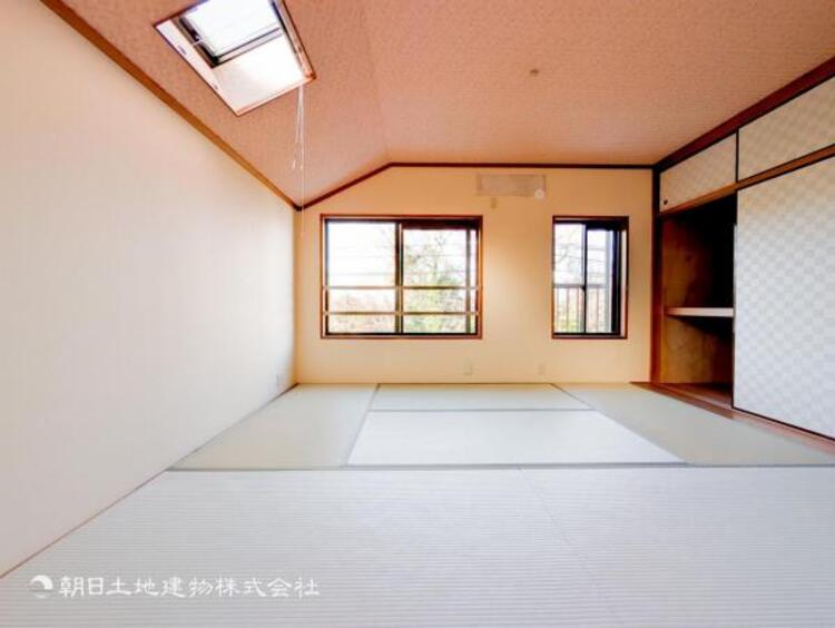 内装 陽光がたっぷりと取り込め大きな窓で広々と安らげる快適空間です窓からの眺めは気持ち良い解放感ある光景！おだやかな寛ぎを届けるお部屋で、趣味などの時間も充実した時間をアイデアや工夫次第で過ごせそうですね！ 