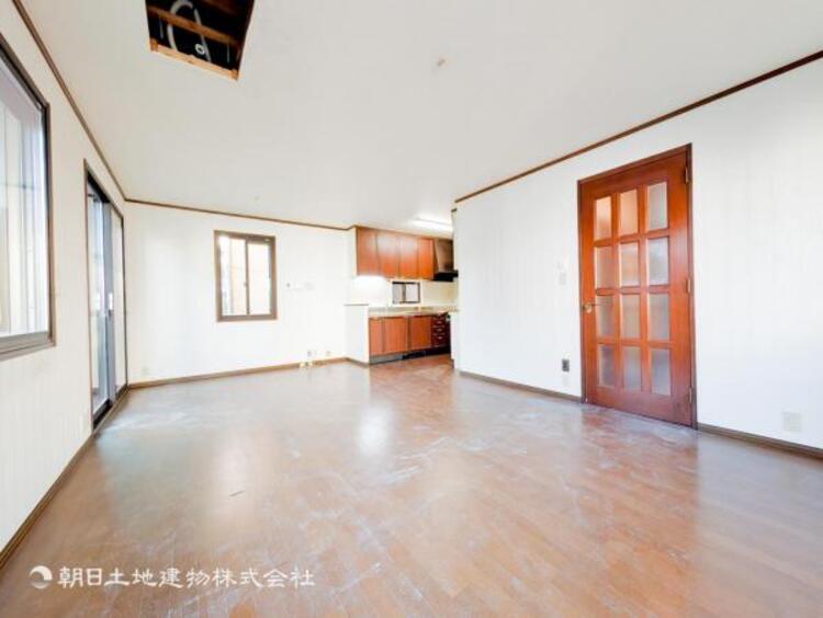 居間 家族の会話や笑顔が行き交うリビングで、子供を走り回らせたい。ダイニングテーブルでゆったり食事を堪能。光と風が溢れる開放的なリビングダイニングには、くつろぎの空間を生み自然と家族みんなが集まってきます 