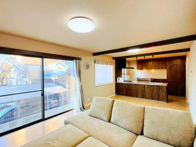 居間 窓を開けると爽やかな風が吹き抜けます