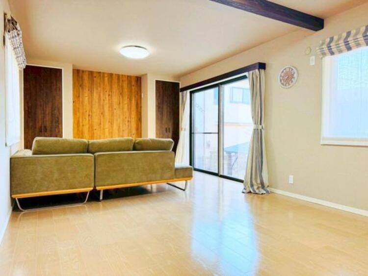 居間 ナチュラル感ある明るい内装です