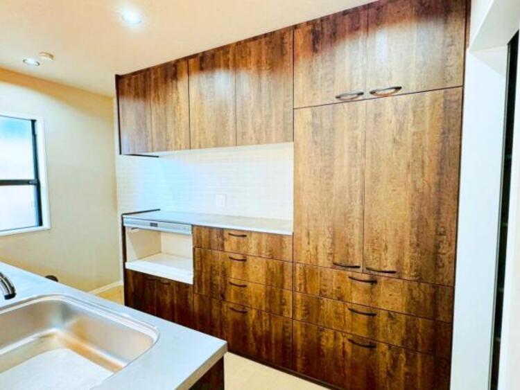 キッチン キッチンと同色の面材を使用したカップボードが設置されています