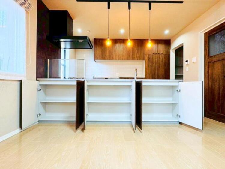 キッチン 前面にも収納付きでスッキリしたお部屋が保ちやすいです