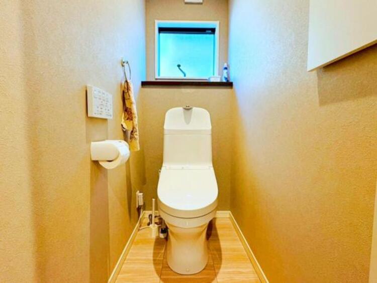 トイレ 窓があるので使用後に換気が出来て、清潔な空間を保てます