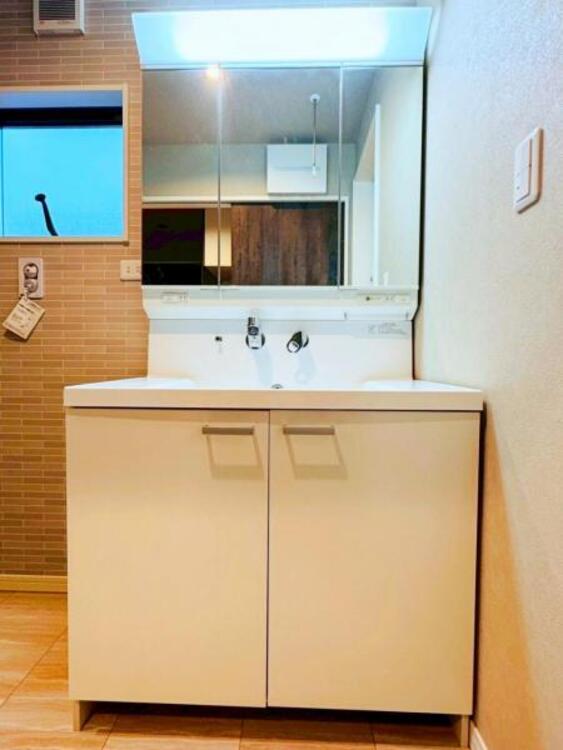 洗面 三面鏡付きの洗髪洗面化粧台です