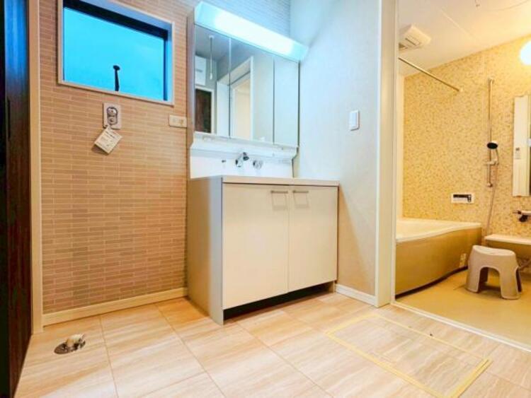 洗面 ゆとりの洗面スペースで朝の身支度もスムーズに行えます