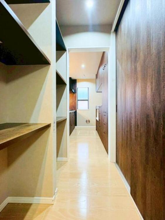 収納 キッチンから洗面所に繋がる収納スペース