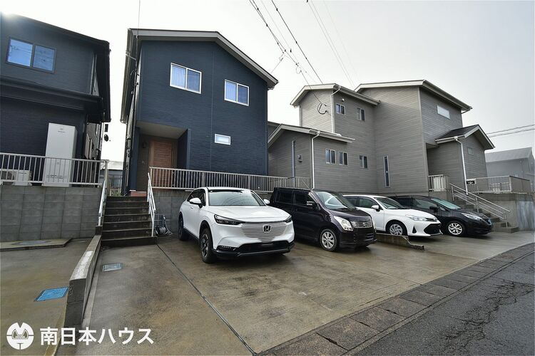 外観 北向き道路【敷地面積159.47m2(48.23坪)】駐車3台分！