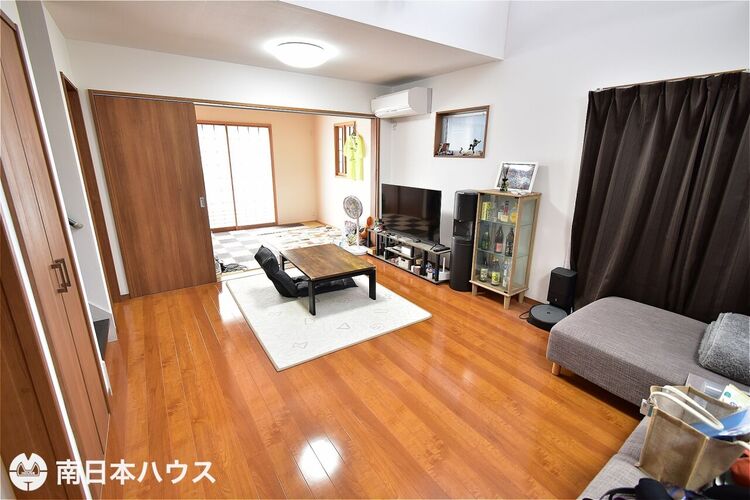 居間 【リビング】16帖のリビングです！和室がありつなげると20.5帖の広々空間になります♪
