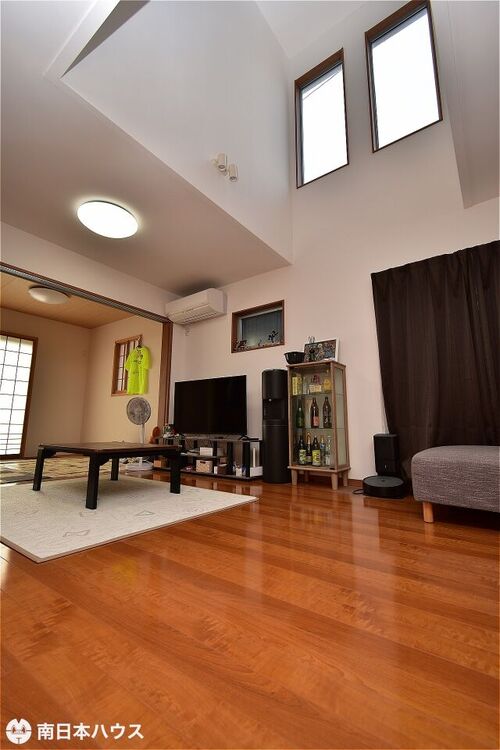 居間 【リビング】16帖のリビングです！吹き抜けがあり開放感があります♪