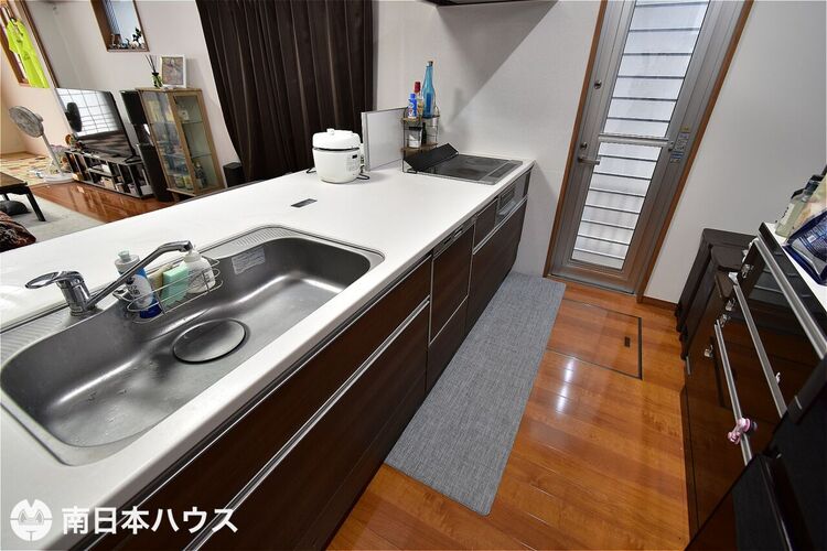 キッチン 【キッチン】勝手口付きのキッチン！食器洗浄乾燥機や床下収納庫も備えています♪