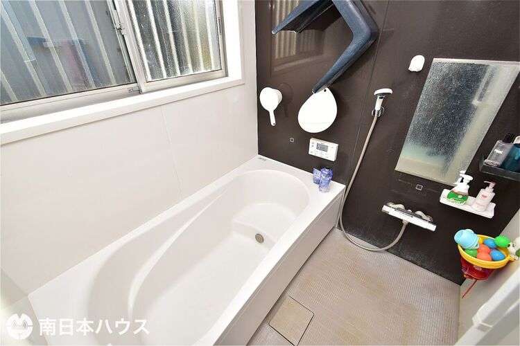 風呂 【浴室】窓付きの浴室で自然換気もできるので衛生的です♪