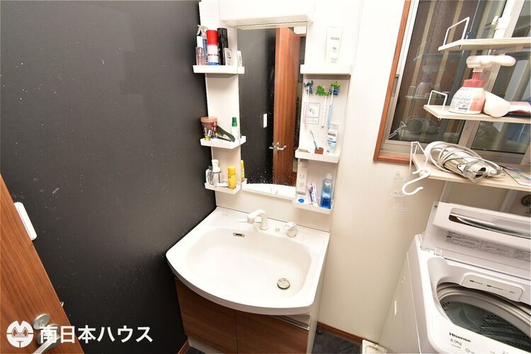 その他 【洗面台】小物を置ける棚が多くあります♪