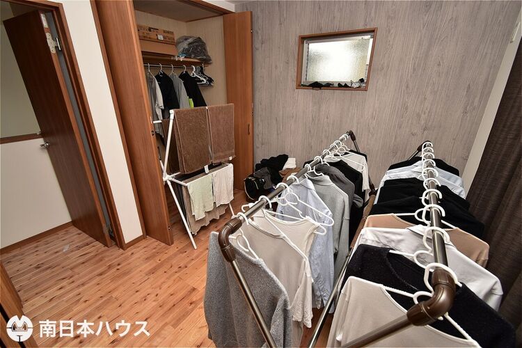 内装 【洋室】4.5帖の洋室です！全居室にクローゼットを完備しています♪