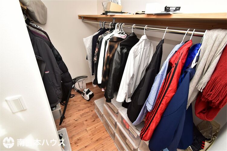 その他 【ウォークインクローゼット】8帖の洋室に備わっています♪奥行きがありたっぷり収納できます♪