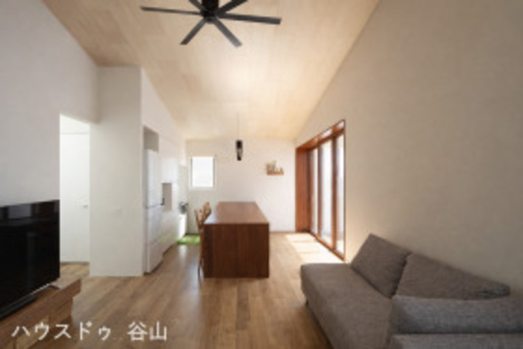 居間 ※新築時の画像です。　写真：石井紀久氏