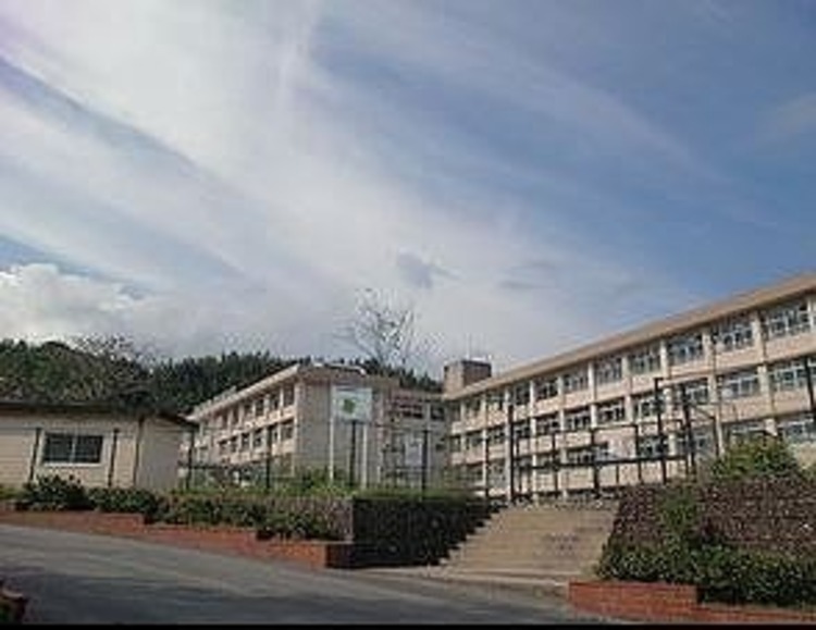 周辺 和田中学校校舎から桜島が望める鹿児島市郊外の住宅地にあります。〇校訓は敬愛、創造、錬磨〇めざす学校像〇めざす生徒像〇めざす教師像を掲げて取り組んでいる 徒歩 約20分（約1550m）