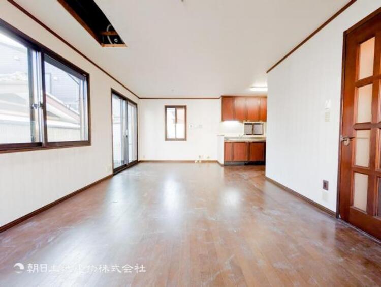 居間 お天気が晴れの日は照明をつけなくても充分明るいリビングです！どこか落ち着きのある広々とした内装です！皆で過ごす空間が、目に浮かんでくる様な優しいリビングダイニングです！くつろいだり楽しい時間を是非！ 