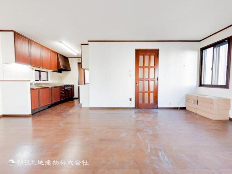 居間 リビングにあふれる採光と心地よい風のつどう調和された空間！！生活を彩る充実した日々が過ごせそうです。家族の滞在期間が長くなることを予測して、設計士が思いと工夫をこらした自慢のリビングダイニング！！！ 