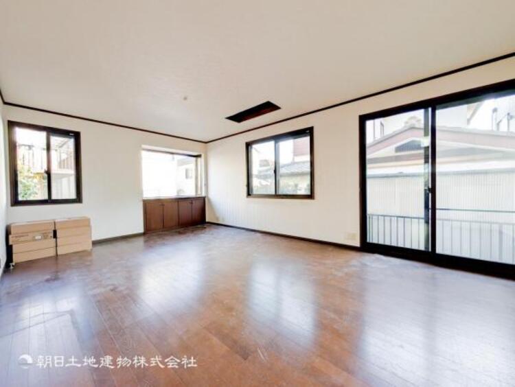 居間 開放感とプライベート感が見事に両立されたリビングダイニング！通常では相反するファクターがともにそろうと極上のくつろぎ空間が生まれます。だれにも譲りたくない至福の空間で過ごす日々は生活をより豊かにします 