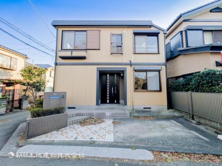 外観 開放感があり日当りも良好です！目の前に広がる開放感とゆとり。暮らしの夢を育む住まいがここにあります！穏やかな風と陽光を導き、プライバシーに配慮された設計プランで居住性を一段と心地よいものにしています！ 