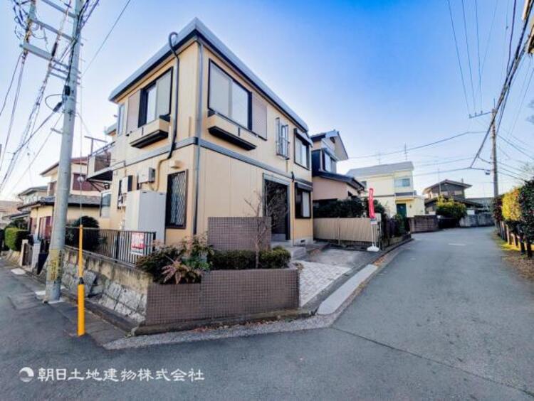 外観 青空を背景にスタイリッシュな外観が住まう人に誇りを与えます。駅周辺施設も利用でき快適生活が送れます！四季を通じて自然と触れ合えるスポットが周辺には沢山あり、お散歩やジョギング週末の遊びにおすすめです。																						 