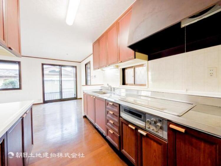 キッチン 【キッチン】広く取られたキッチンスペースはとても便利です。　自由にレイアウトがカスタマイズできます。 