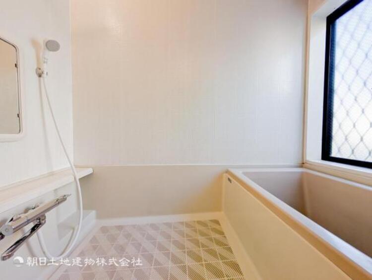 風呂 【浴室】窓のあるバスルームは明るく気持ちの良い空間です！！　換気環境も良好。掃除もスムーズに出来ます。 