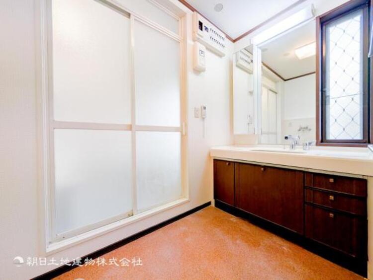 洗面 【洗面・脱衣所】使用頻度の高い場所だからこそ便利な空間に。多人数での使用も考えた便利な空間です 