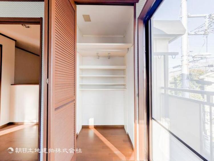 収納 【収納】奥行きがあり、日用品から季節物までしっかり収納できる使い勝手の良いスペースです。扉付きで生活感を隠せるため、お部屋をすっきりと保てます。