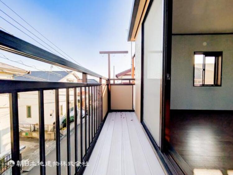 バルコニー 【バルコニー】太陽の光と爽やかな風を受けられるバルコニーです。太陽の匂いを感じられそうです！ 