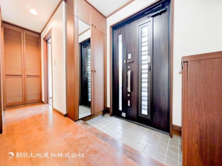 その他 明るく広い玄関には収納力に優れたシューズボックス。　靴をスッキリと整頓することができます。 