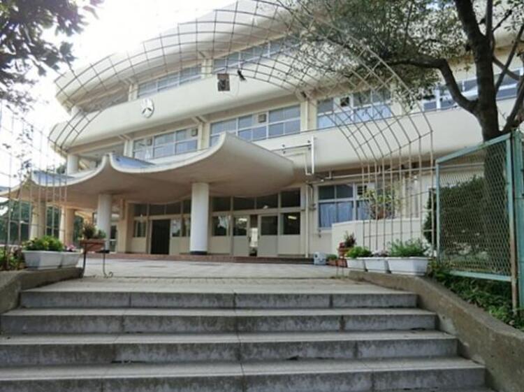 周辺 横浜市立上の宮中学校まで約810ｍ