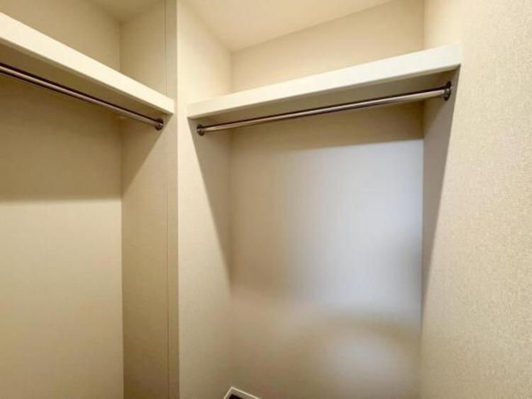 内装 【WIC】ひと目で収納物を確認できるウォークインクロゼットは、ゆとりの広さを備えた大型収納。数多くの衣類に加え、足元には引出しや衣装箱、シューズボックスなども収納することができます。