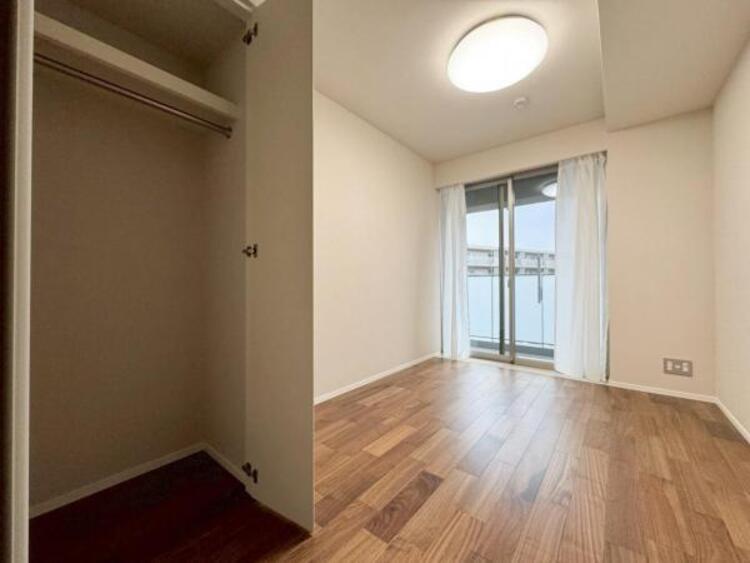 内装 ●〇充分な広さの寝室は、収納スペースもしっかり設けてあります。すっきりと物を片付けることができるので、お部屋の広さを有効活用できます。リビングだけでなく個室の居心地も重要なポイントで陽当たりも良好〇●