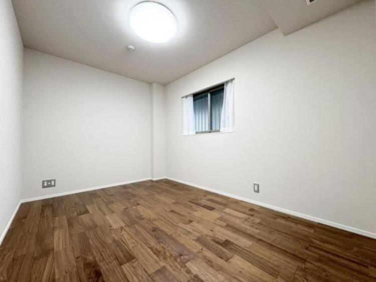 内装 ●〇採光もアクセントの一つとして。プライベートルームにはやさしい光が射し込んでいて、この明るい好みの空間で読書や音楽。充実した時間を過ごせます。日中に明りをつける必要が無い事も物件選びの大きな条件〇●