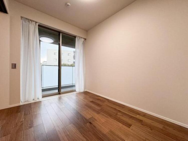 内装 ●〇採光、通風が心地よいお部屋です。お子様部屋にも、お父さんの書斎にも、どんな目的でも心地よくお使いいただけるようなデザインになっている為、家族構成の変化にも柔軟に対応できる居室となっております　〇●