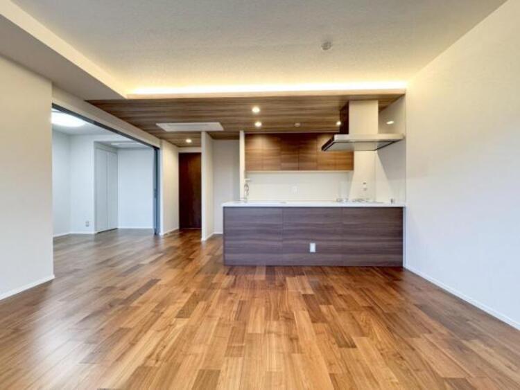 居間 ●〇明るく開放的な空間が広がるLDK。室内には豊かな陽光が注ぎ込み爽やかな住空間を演出。ホームパーティーでもゲストと一緒に料理を楽しみながら楽しい時間を過ごせそう。広々としたLDKは床の掃除も楽です〇●