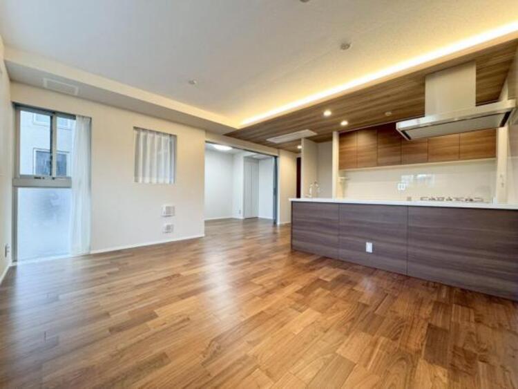 居間 ●〇一日の中で多くの時間を過ごすことになる住まいだからこそ、いつも穏やかな空間であるように心掛けています。構成する建材などへの配慮が、住まう方の健康を守ります。小さなお子様がいるご家庭でも安心です〇●