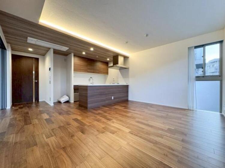 居間 ●〇家族と過ごすひと時を溢れる光が優しく包み込むリビングダイニング。家族と共に、心穏やかに過ごすひととき。家族との時間、自分の時間を大切にできる空間がここにあります。LDKで過ごす時間は大事ですね〇●